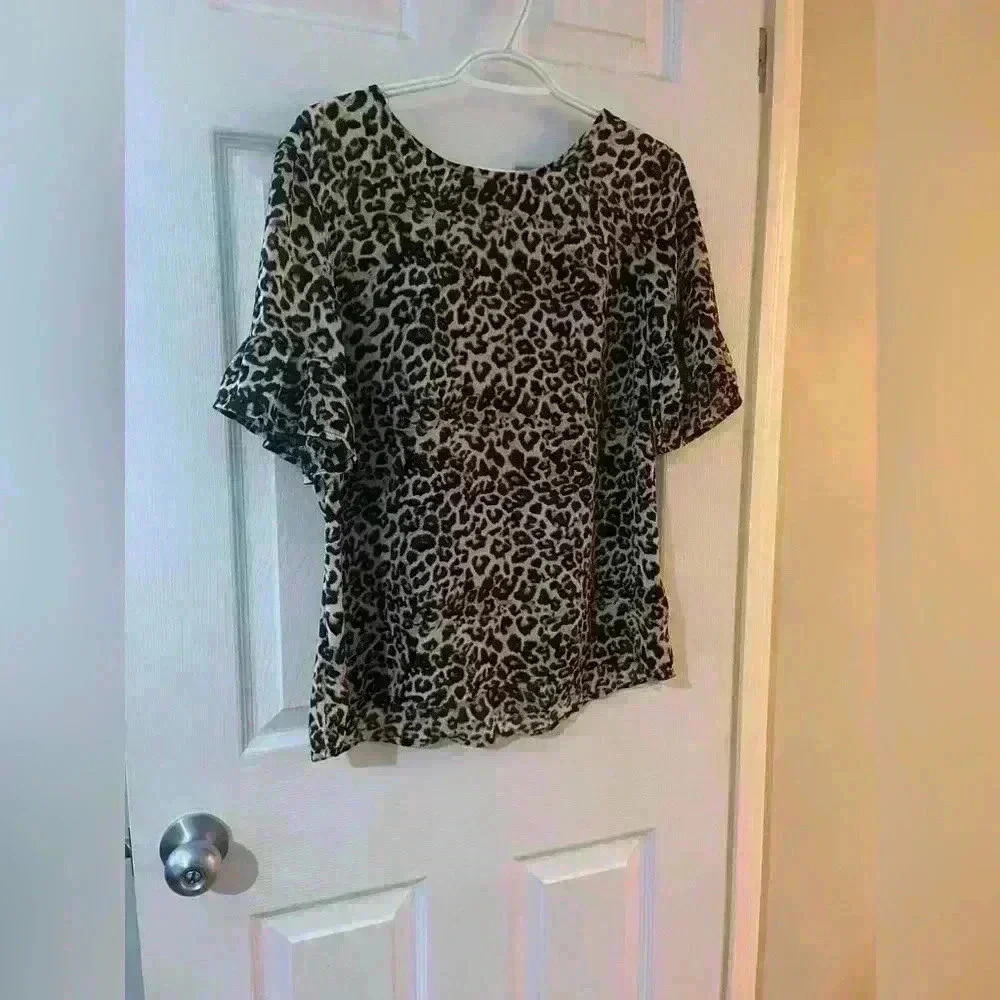 Como Blu cheetah leopard ruffle sleeve blouse short sleeve  size large